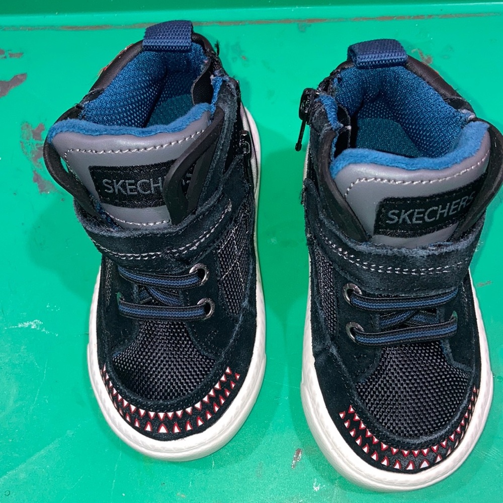 Skechers high top sneakers toddlers size 6 unisex, boys or girls